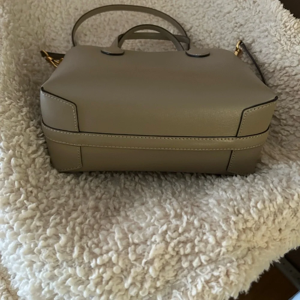 Kate Spade KC925 Bleecker Saffiano
Leather Medium Crossbody Tote Timeless - Picture 3 of 4